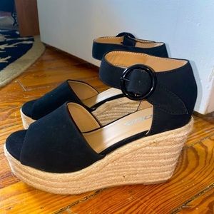 Black wedges